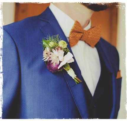 fleurs sur costume de mariage