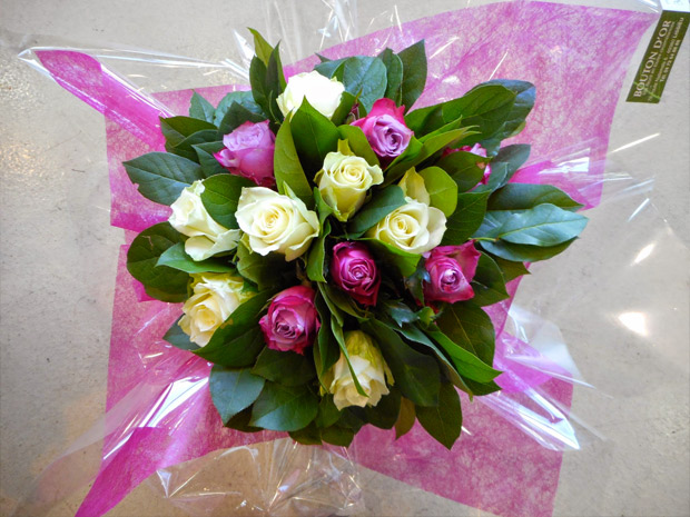 bouquet de roses blanches et fushia