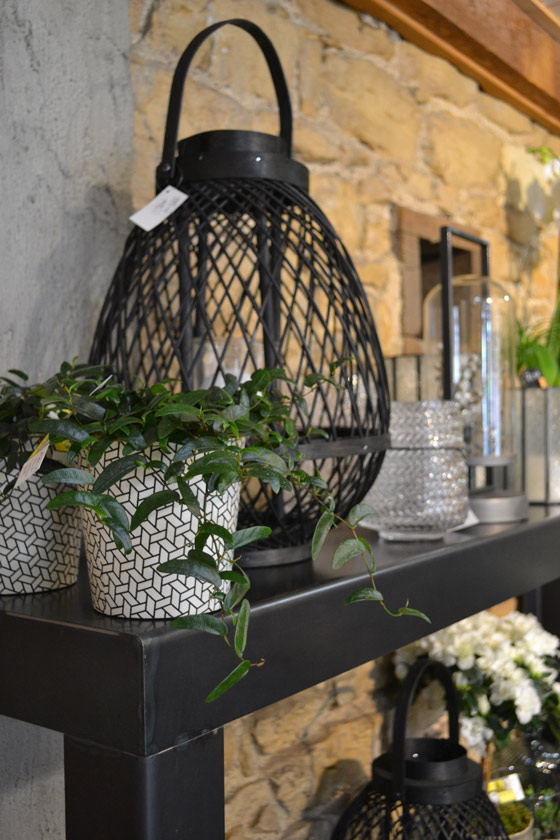 décoration poteries et lanterne métalique