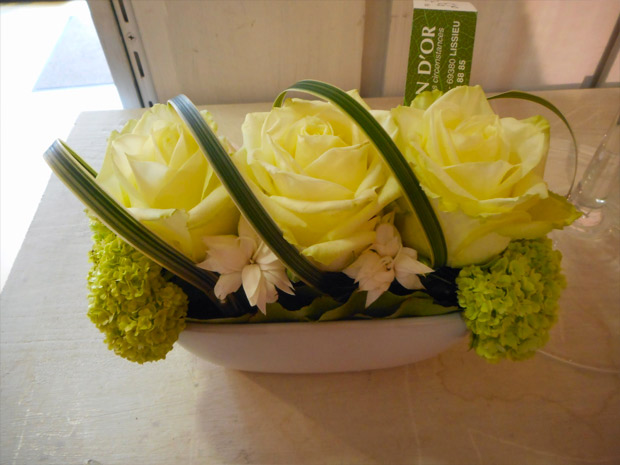 composition roses blanches